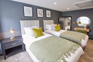 6 bedrooms, desk, iron/ironing board, travel cot