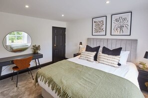 6 Schlafzimmer, Schreibtisch, Bügeleisen/Bügelbrett, Reisekinderbett