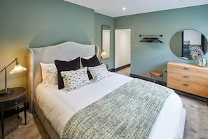 6 soverom, skrivebord, strykejern/-brett og reiseseng for barn