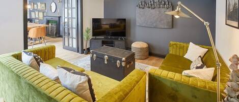 TV, bordtennis og kontorer