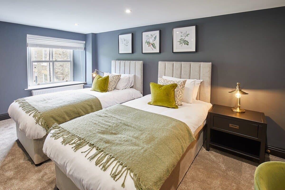 6 bedrooms, desk, iron/ironing board, travel cot