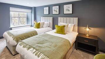 6 bedrooms, desk, iron/ironing board, travel cot