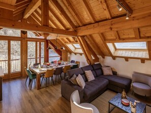 Fernseher, Kamin, DVD-Player