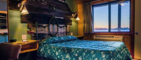 1 chambre, bureau, fer et planche à repasser, lit parapluie