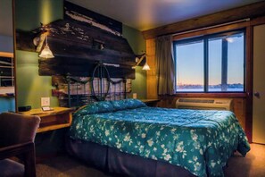 1 habitación, escritorio, tabla de planchar con plancha y cuna de viaje 