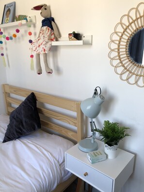 2 bedrooms, WiFi - Beach Apartment -beach 500 yds (Bude)