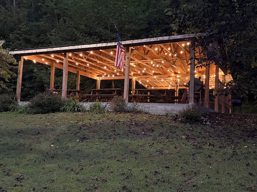 Beautiful 4 unit lodge w/ Hot tub, WiFi, fire pits &  pavilion area with grills