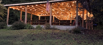 Beautiful 4 unit lodge w/ Hot tub, WiFi, fire pits & pavilion area with grills