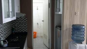 Apartemen Standar | Kamar mandi | Shower, pancuran hujan, kloset, dan handuk