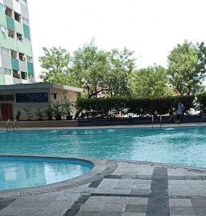 2 outdoor pools - THE ROOMOS Hotel Apartemen (Jakarta)