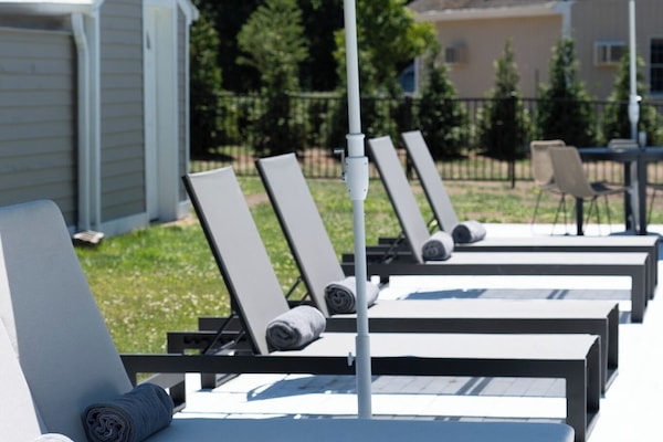 Kolam renang terbuka bermusim, payung kolam, kerusi lepak pantai