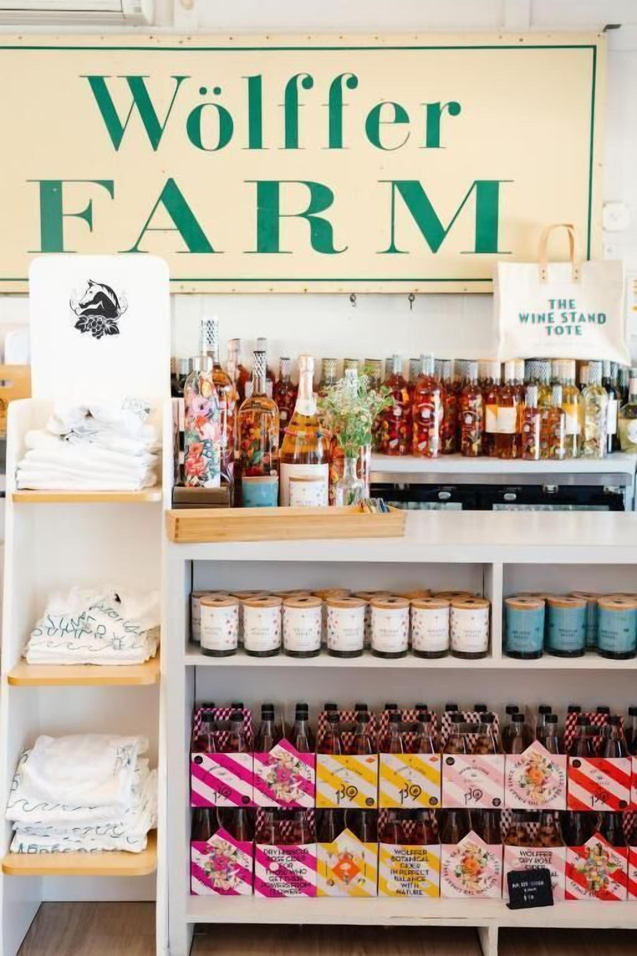 En butik som heter ”Wölfler FARM”, med hyllor fulla av flaskor och förpackade varor.