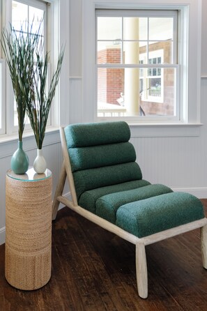 Lobby sitting area - The Sagaponack (Wainscott)
