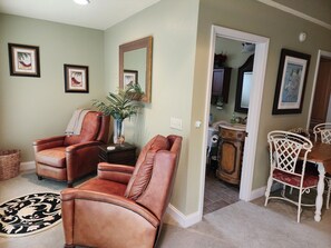 Interior - Kathi's Cottage by Downtown Knoxville, Sevierville, Pigeon Forge, Gatlinburg (Knoxville)