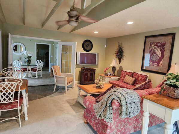 Smart TV, DVD player - Kathi's Cottage by Downtown Knoxville, Sevierville, Pigeon Forge, Gatlinburg (Knoxville)