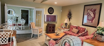 Kathi's Cottage by Downtown Knoxville,  Sevierville,  Pigeon Forge, Gatlinburg 