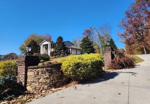 Property grounds - Kathi's Cottage by Downtown Knoxville, Sevierville, Pigeon Forge, Gatlinburg (Knoxville)