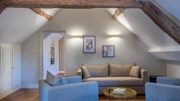 Ropa de cama de alta calidad, cubrecamas y minibar