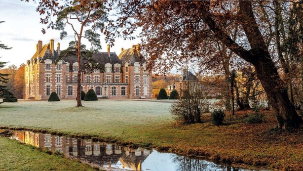 A large, historic building with a symmetrical facade, surrounded by a well-maintained lawn and a small pond. - La Borde en Sologne Château & Spa (Vernou-en-Sologne)