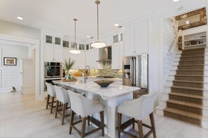 冷蔵庫、電子レンジ、オーブン、コンロ