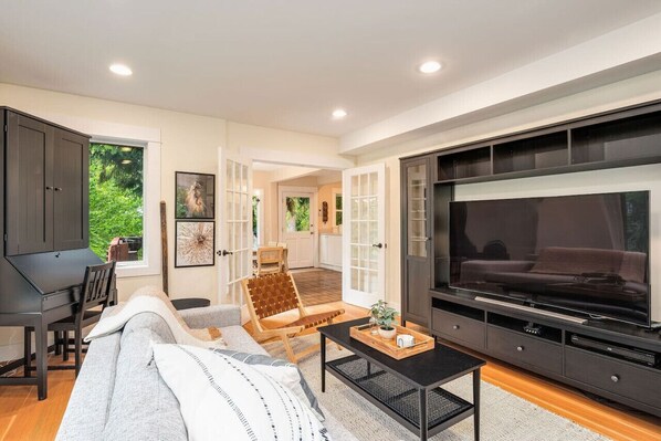 Smart TV, fireplace, streaming services, offices - 4BR 4BA The Treed Inn, Firepit Outdoor Dining and Yard (Burien)