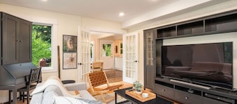 4BR 4BA The Treed Inn, Firepit Outdoor Dining and Yard