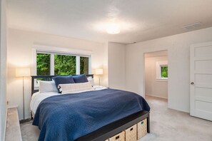 4 bedrooms, desk, iron/ironing board, travel cot