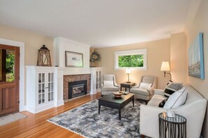Smart TV, fireplace, streaming services, offices - 4BR 4BA The Treed Inn, Firepit Outdoor Dining and Yard (Burien)