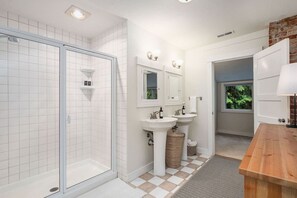 Duschwanne, Haartrockner, Handtücher