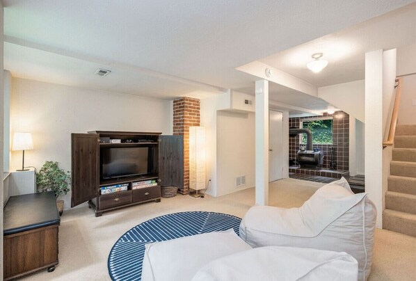 Smart TV, chimenea, servicios de streaming, oficina