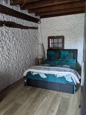 6 bedrooms, desk, iron/ironing board, free WiFi
