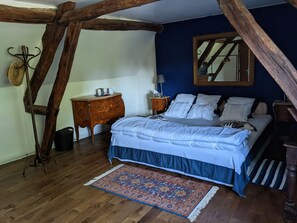 6 bedrooms, desk, iron/ironing board, free WiFi