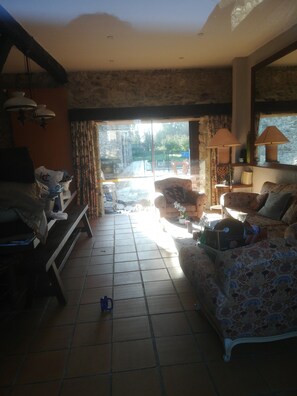 Fernseher, Kamin, Tischtennisplatte