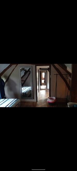 6 bedrooms, desk, iron/ironing board, free WiFi