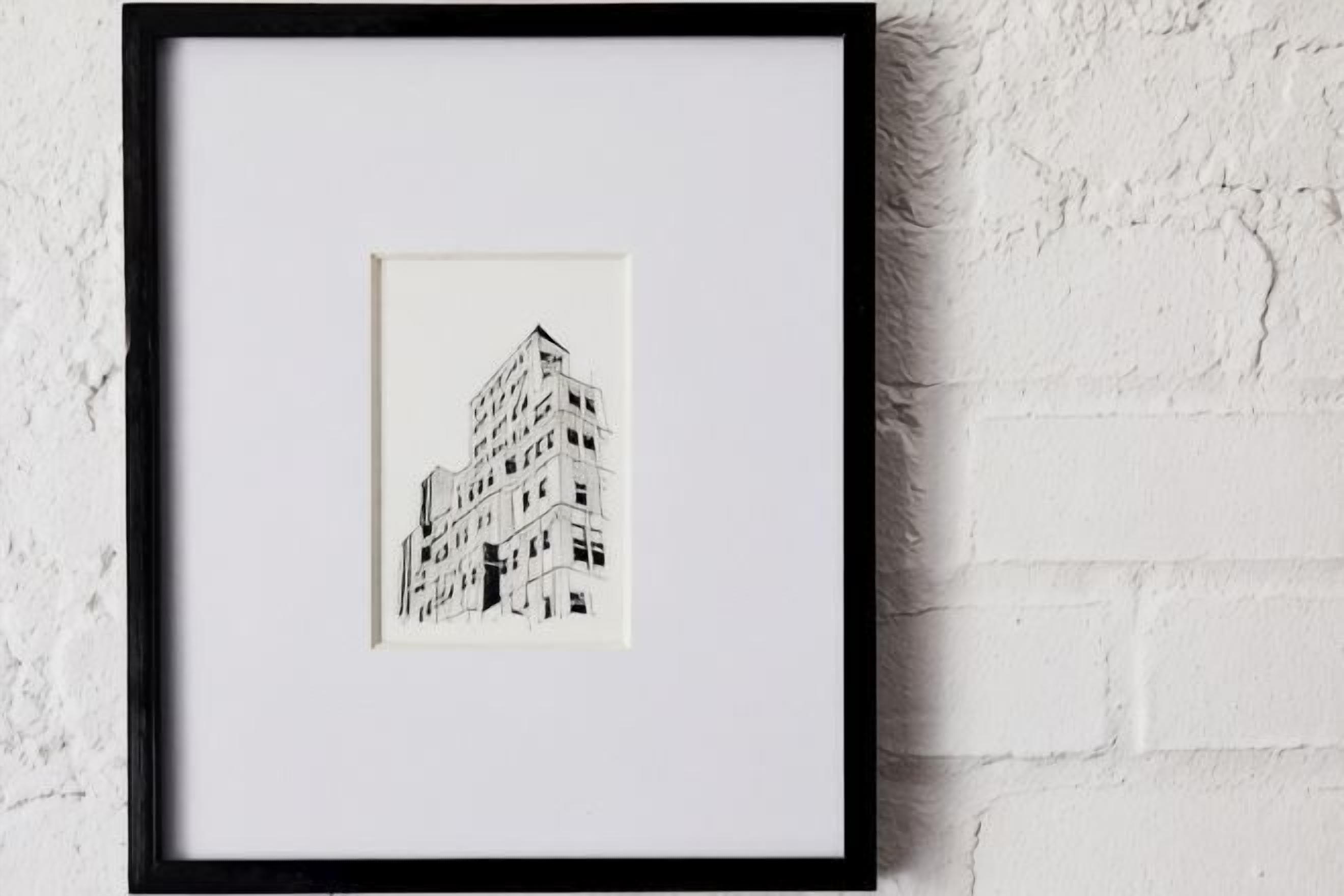 Une reproduction encadrée en noir et blanc d’un plan architectural d’un bâtiment.