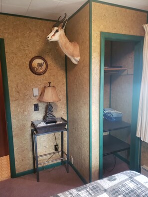 3 bedrooms, desk, iron/ironing board, free WiFi - NEW! Lake view and access Cozy Cabin! (Stanwood)