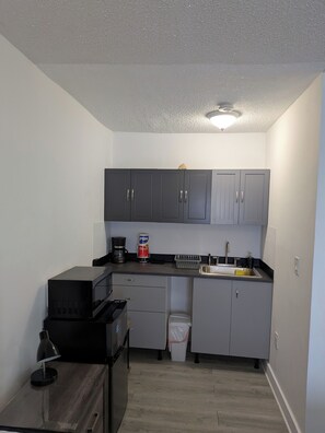 Køleskab, mikrobølgeovn, kaffe-/temaskine, elkedel