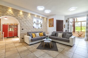 Smart TV, libri, stampante