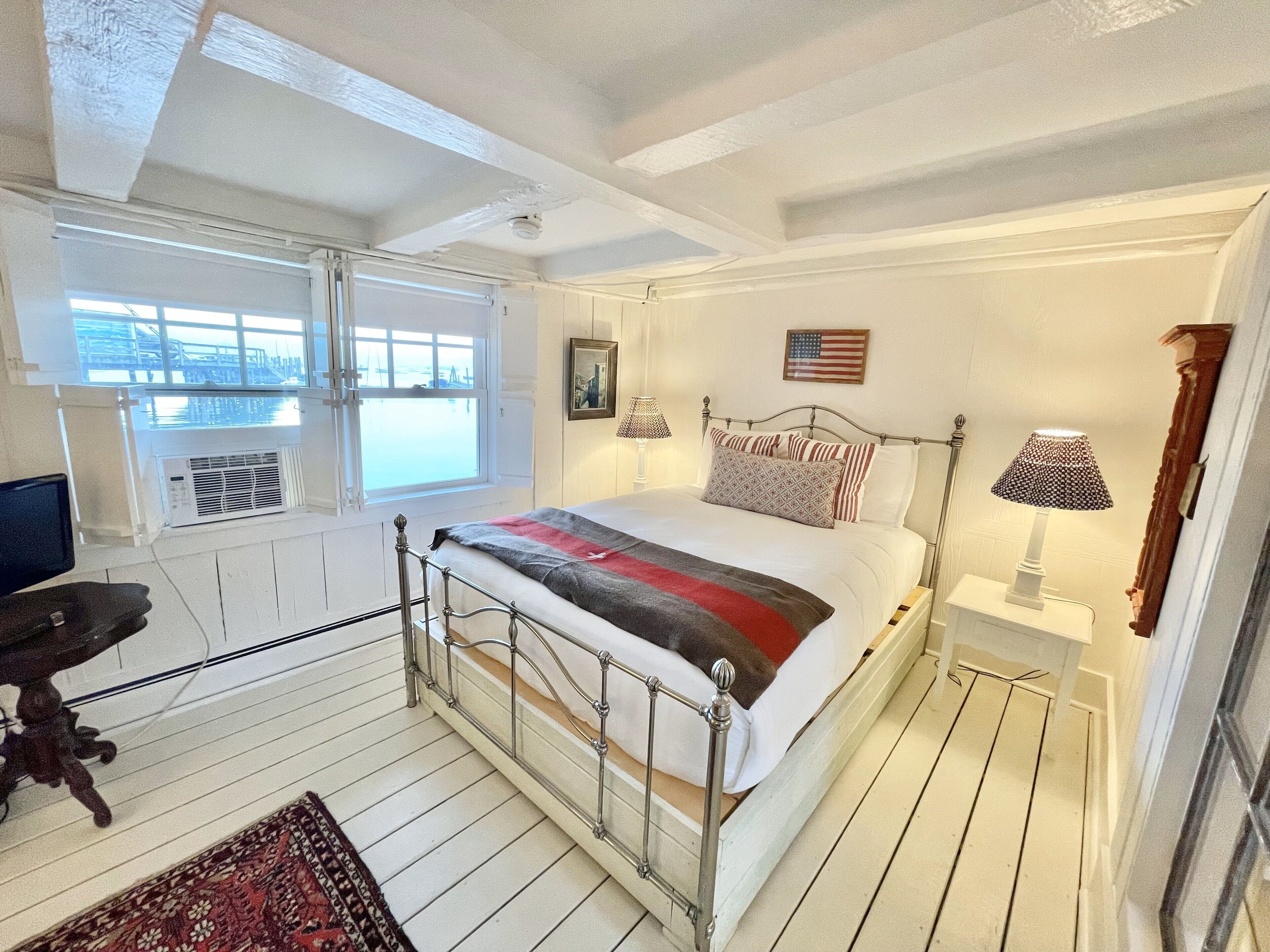 Fok-Sul - Dockside Getaway in a 1820's Dockhouse!