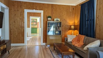 Smart TV, DVD player, livros, videoteca