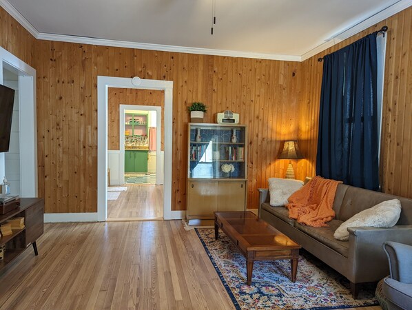 Smart TV, reproductor de DVD, libros y videoteca