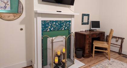 Charming Bungalow in the Heart of Elberton! Short walk to downtown!