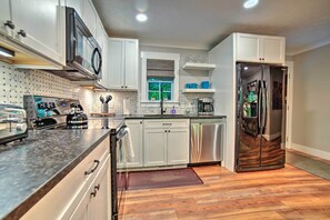Refrigerador, microondas, placa de cocina, lavavajillas