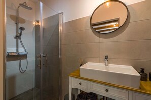 Shower, hair dryer, towels