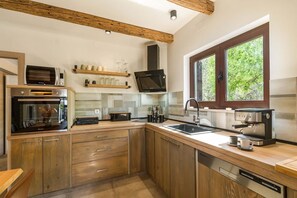 Køleskab, mikrobølgeovn, ovn, kogeplade