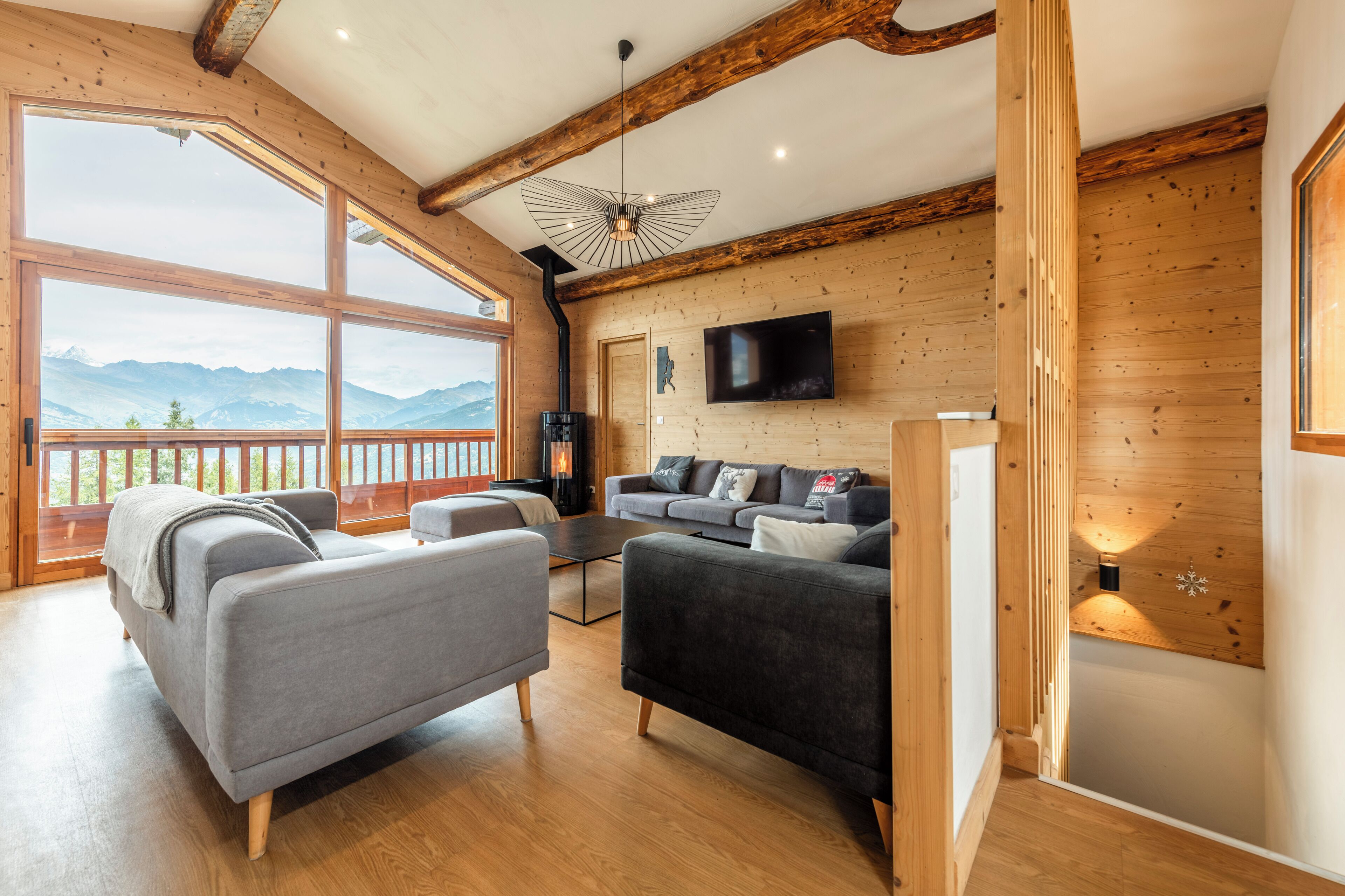 Smart-TV, Kamin, Tischfußball, Bücher