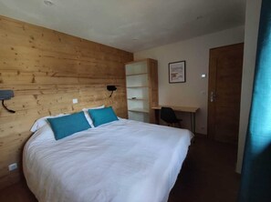 7 bedrooms, desk, free WiFi, bed sheets