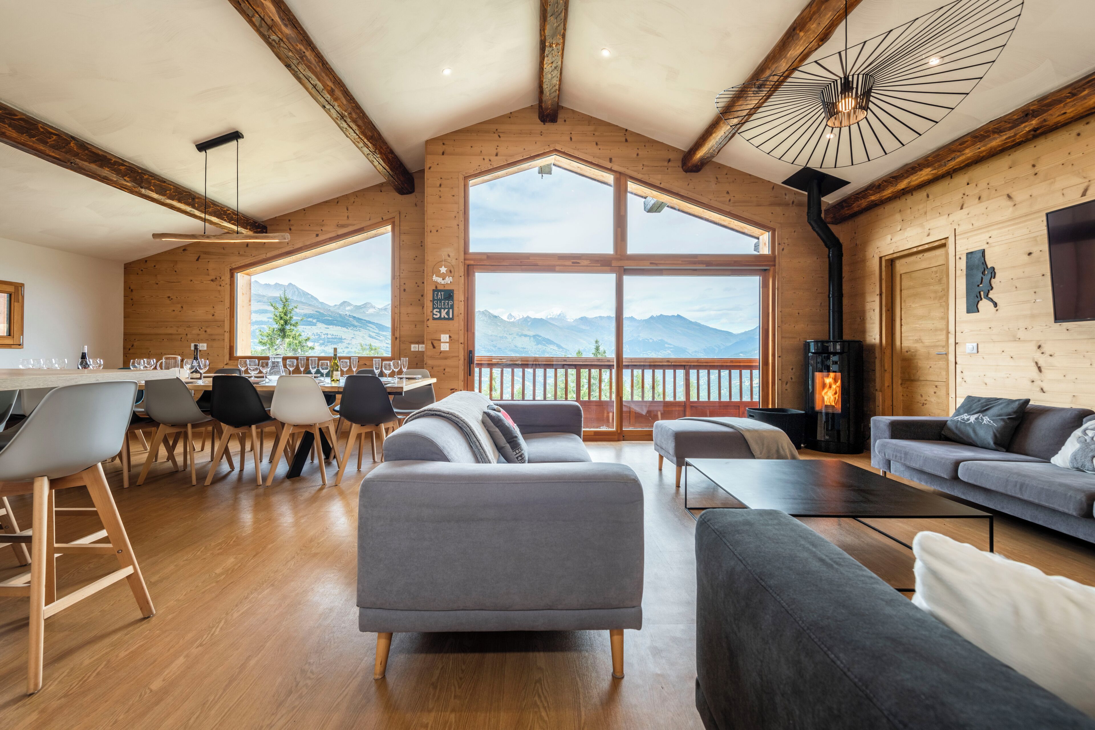 Smart-TV, Kamin, Tischfußball, Bücher