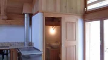 Kühlschrank, Ofen, Herdplatte, Wasserkocher mit Kaffee-/Teezubehör