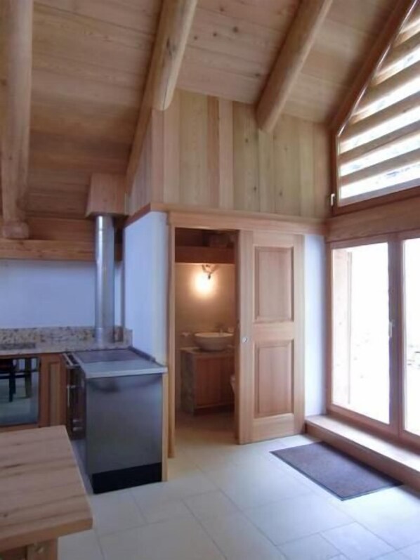 Réfrigérateur, four, plaque de cuisson, cafetière/bouilloire